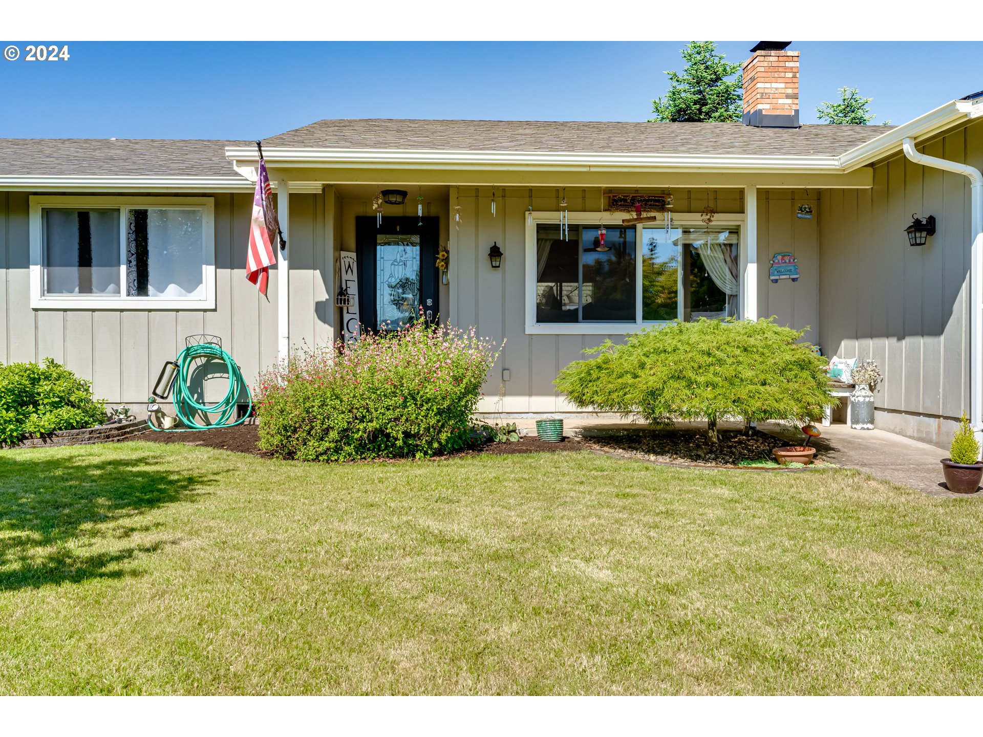 2288 9th Street Springfield, OR 97477 - Photo 3 of 41 a front view of a house with garden