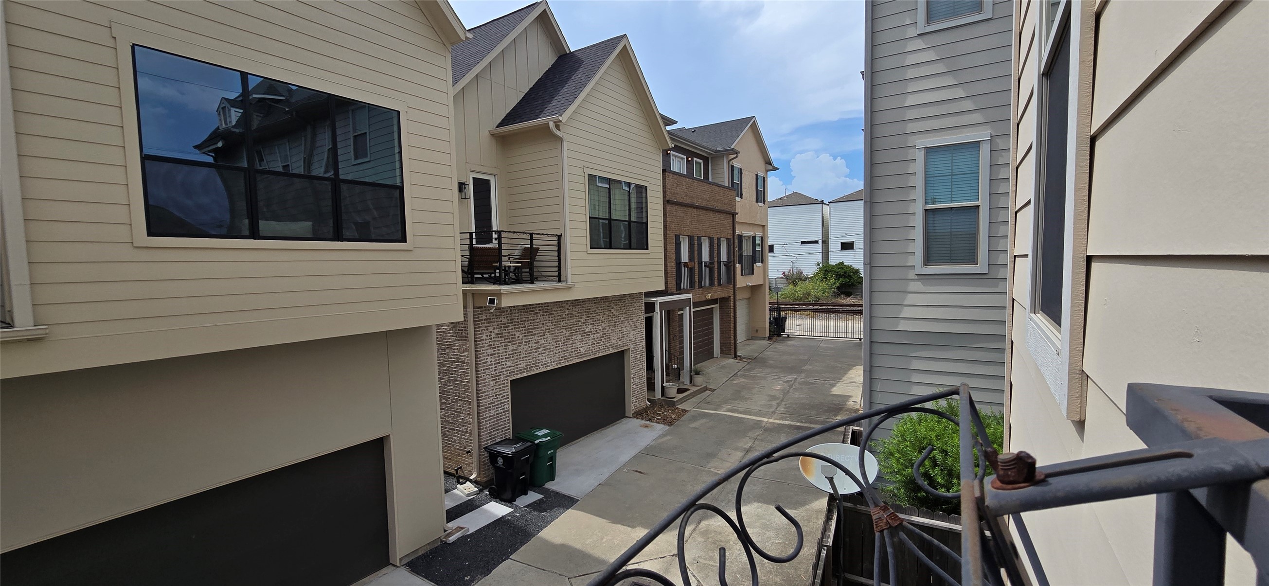 1117 Bonner Street Houston, TX 77007 - Photo 21 of 44 Vire from Juliet balcony into the small gated community driveway.