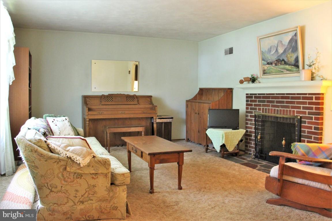 2386 Maple Road York, PA 17408 - Photo 4 of 24