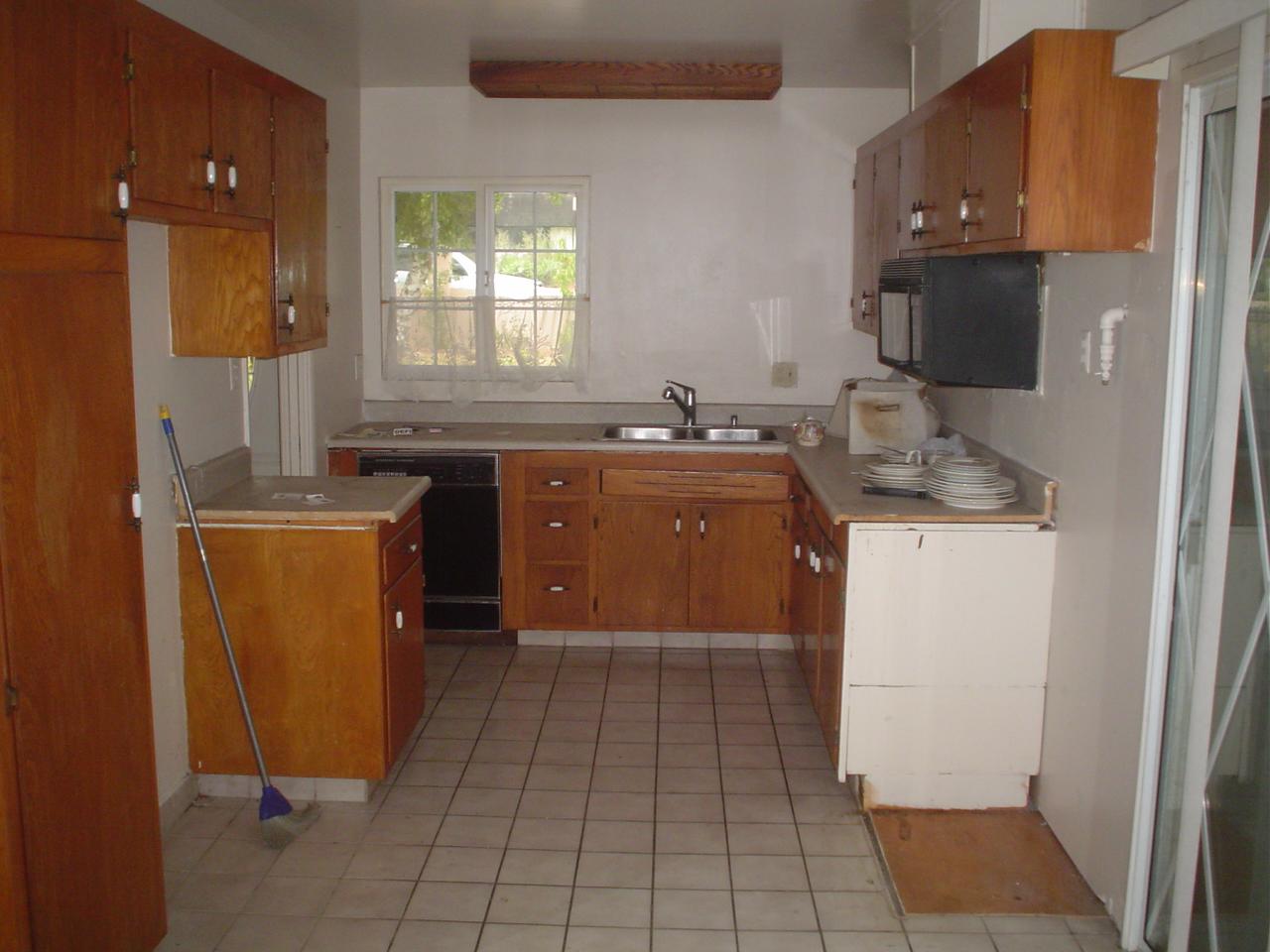 3943 La Colina Road Santa Barbara, CA 93110 - Photo 2 of 5 Kitchen