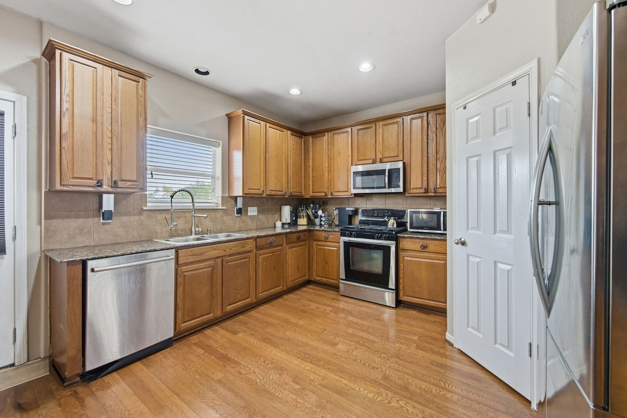 6715 Castle Terrace Court Spring, TX 77379 - Photo 12 of 32