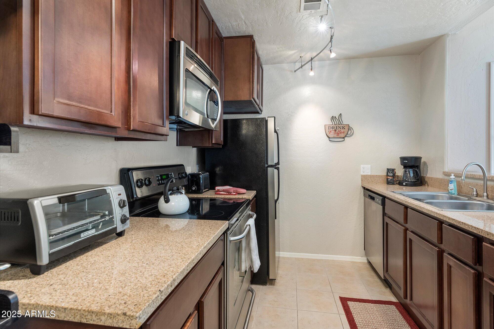 14145 North 92nd Street, Unit 2141 Scottsdale, AZ 85260 - Photo 10 of 38 Kitchen