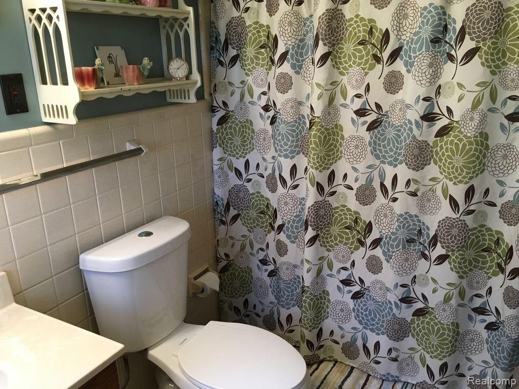 10139 Pound Road Columbus, MI 48063 - Photo 29 of 54 Main Bathroom 2.jpg