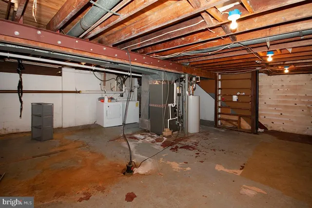 a view of a garage room