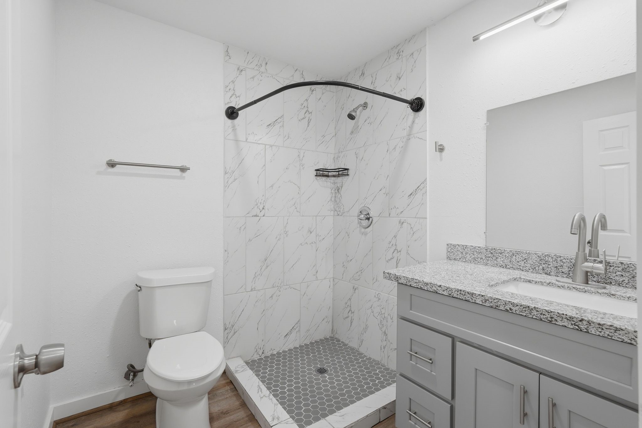 5962 Ridgeway Drive Houston, TX 77033 - Photo 12 of 22 Primary bedroom bathroom