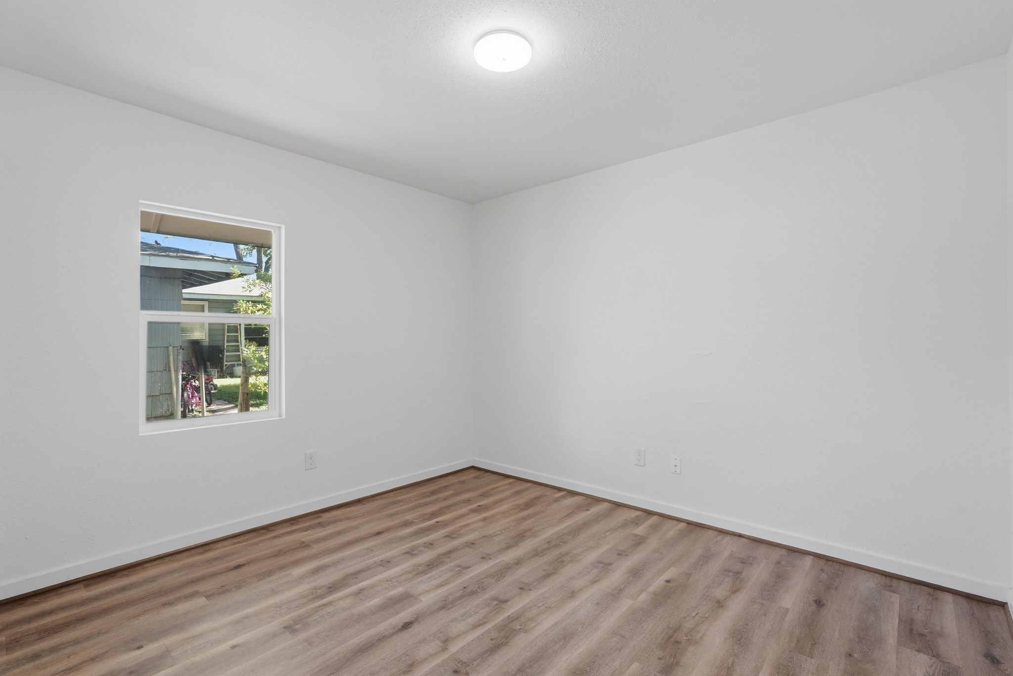 5962 Ridgeway Drive Houston, TX 77033 - Photo 17 of 22 Secondary bedroom 3