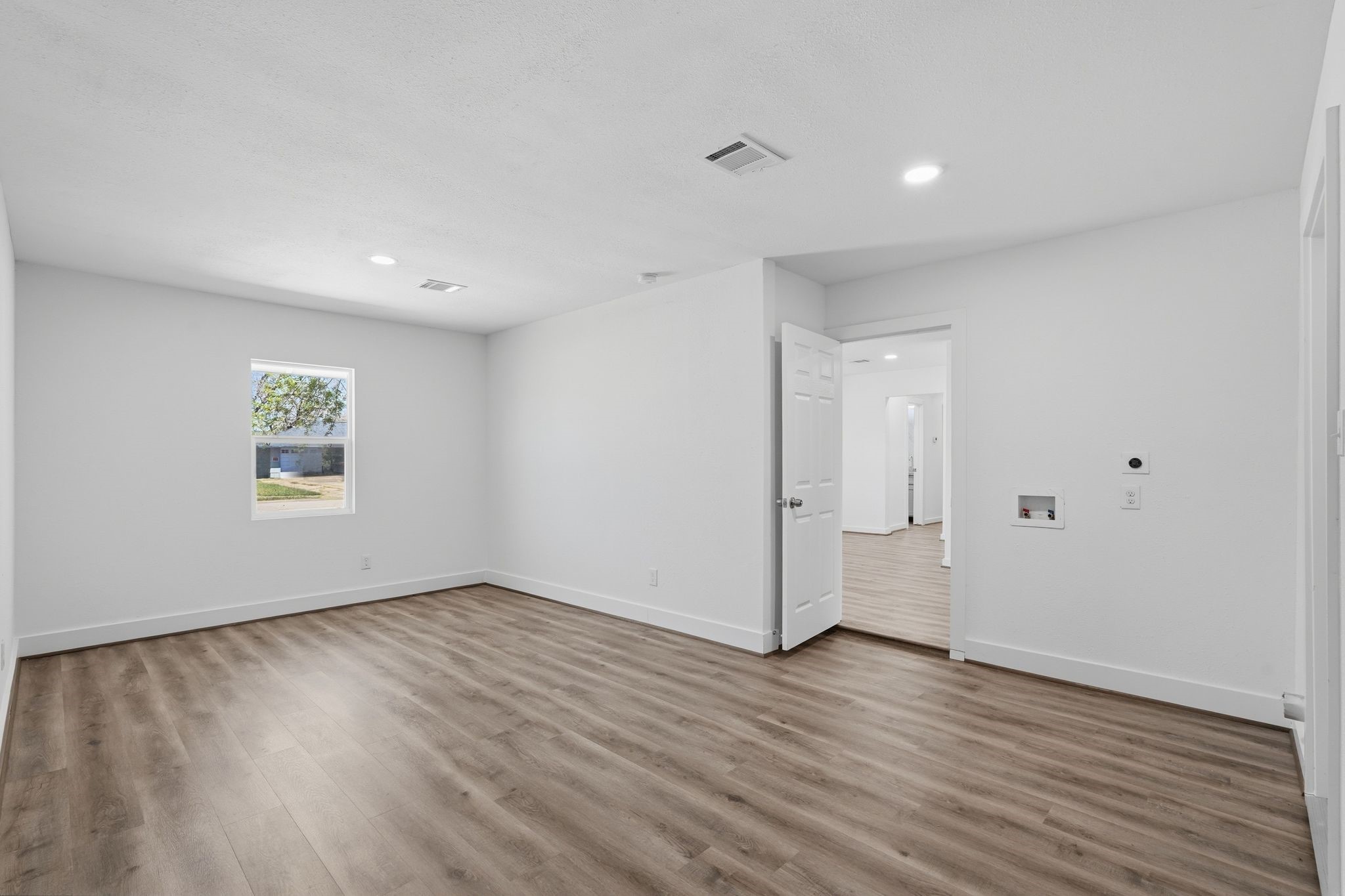 5962 Ridgeway Drive Houston, TX 77033 - Photo 18 of 22 Bonus room/laundry room