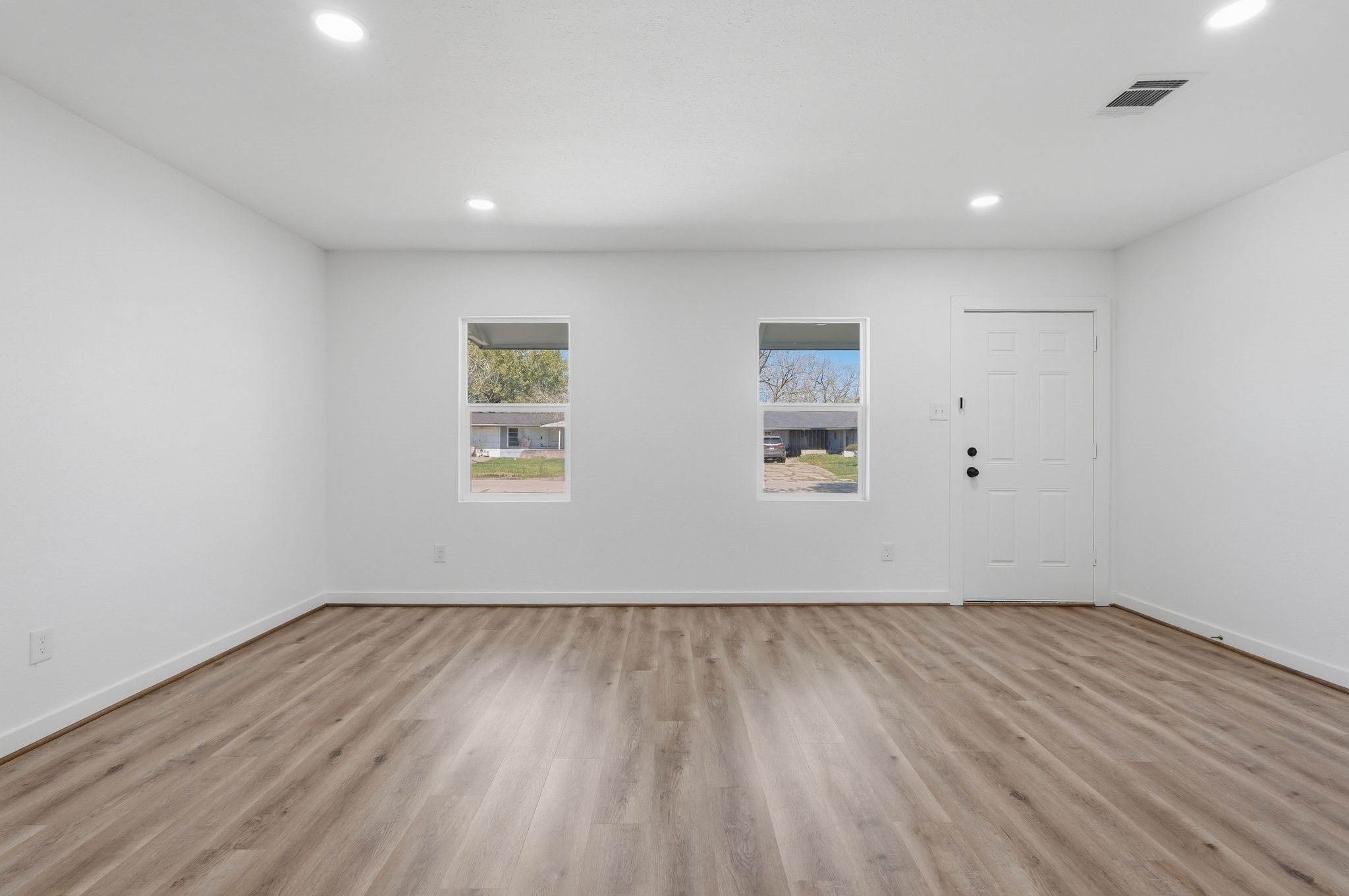 5962 Ridgeway Drive Houston, TX 77033 - Photo 3 of 22 Living room