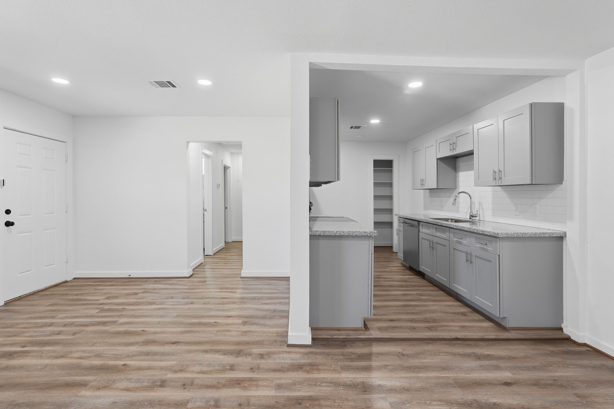 5962 Ridgeway Drive Houston, TX 77033 - Photo 7 of 22