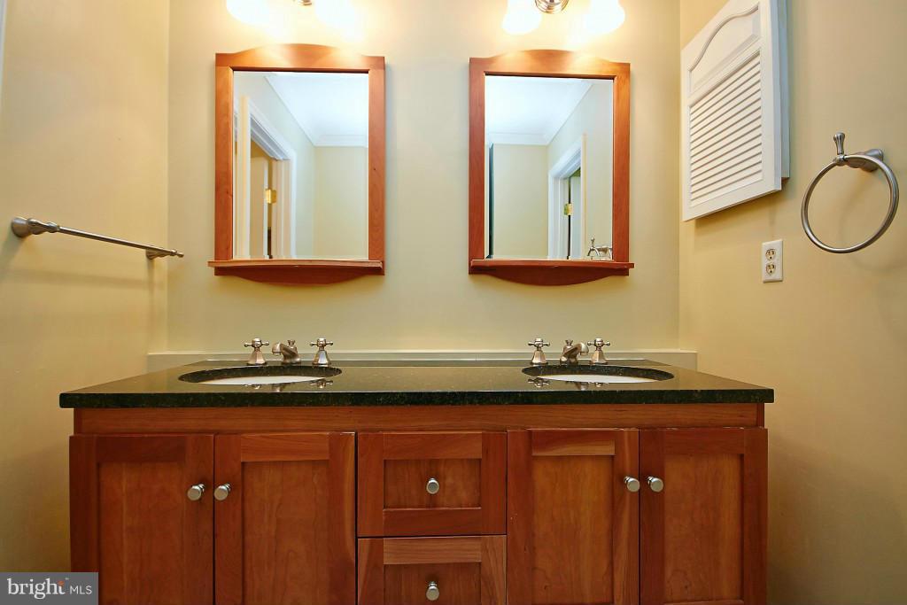 1624 Apricot Court Reston, VA 20190 - Photo 12 of 23 Bath (Master)