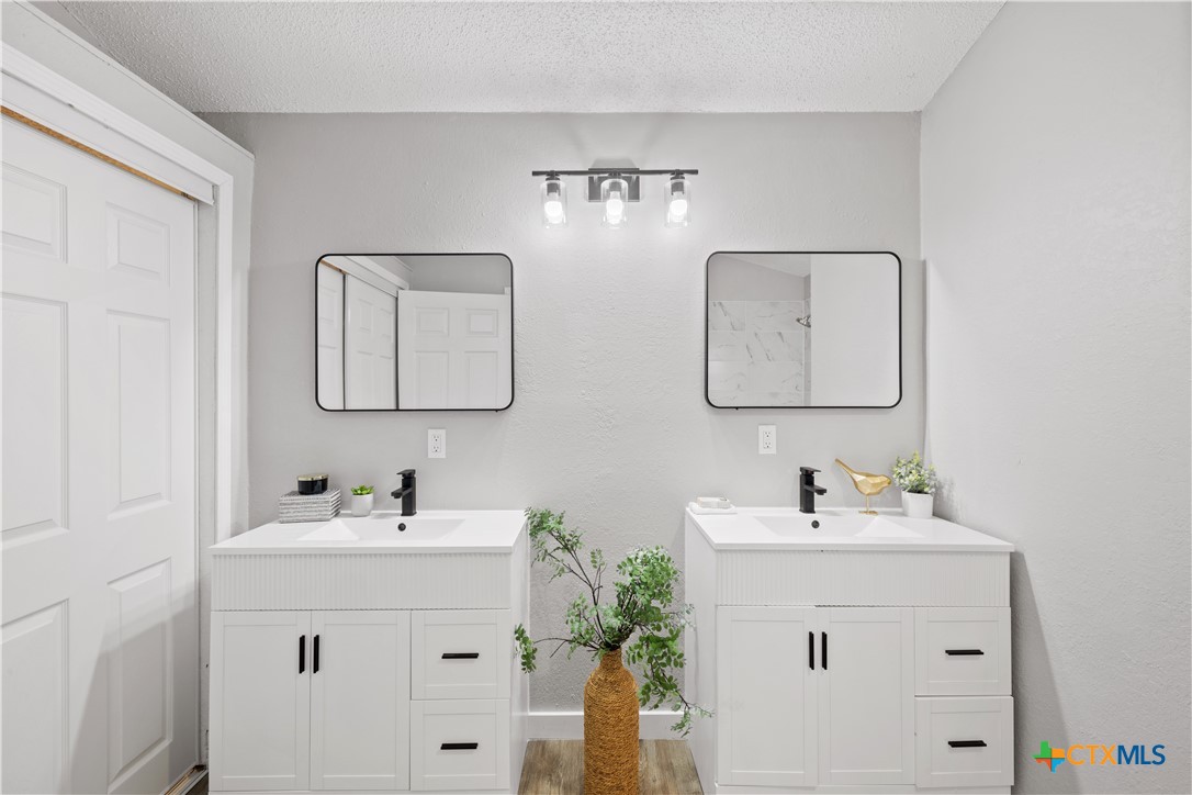 804 Antelope Trail Temple, TX 76504 - Photo 19 of 32 a bathroom with 2 sink and a mirror