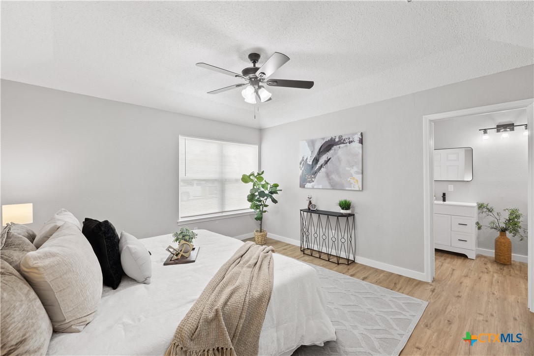 804 Antelope Trail Temple, TX 76504 - Photo 10 of 32 a bedroom with a bed and a chandelier