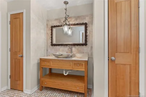 $325,000 | 915 Tanglewood Drive, Lake Charles, LA 70611