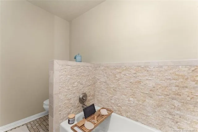 $325,000 | 915 Tanglewood Drive, Lake Charles, LA 70611