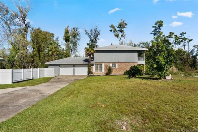 $325,000 | 915 Tanglewood Drive, Lake Charles, LA 70611
