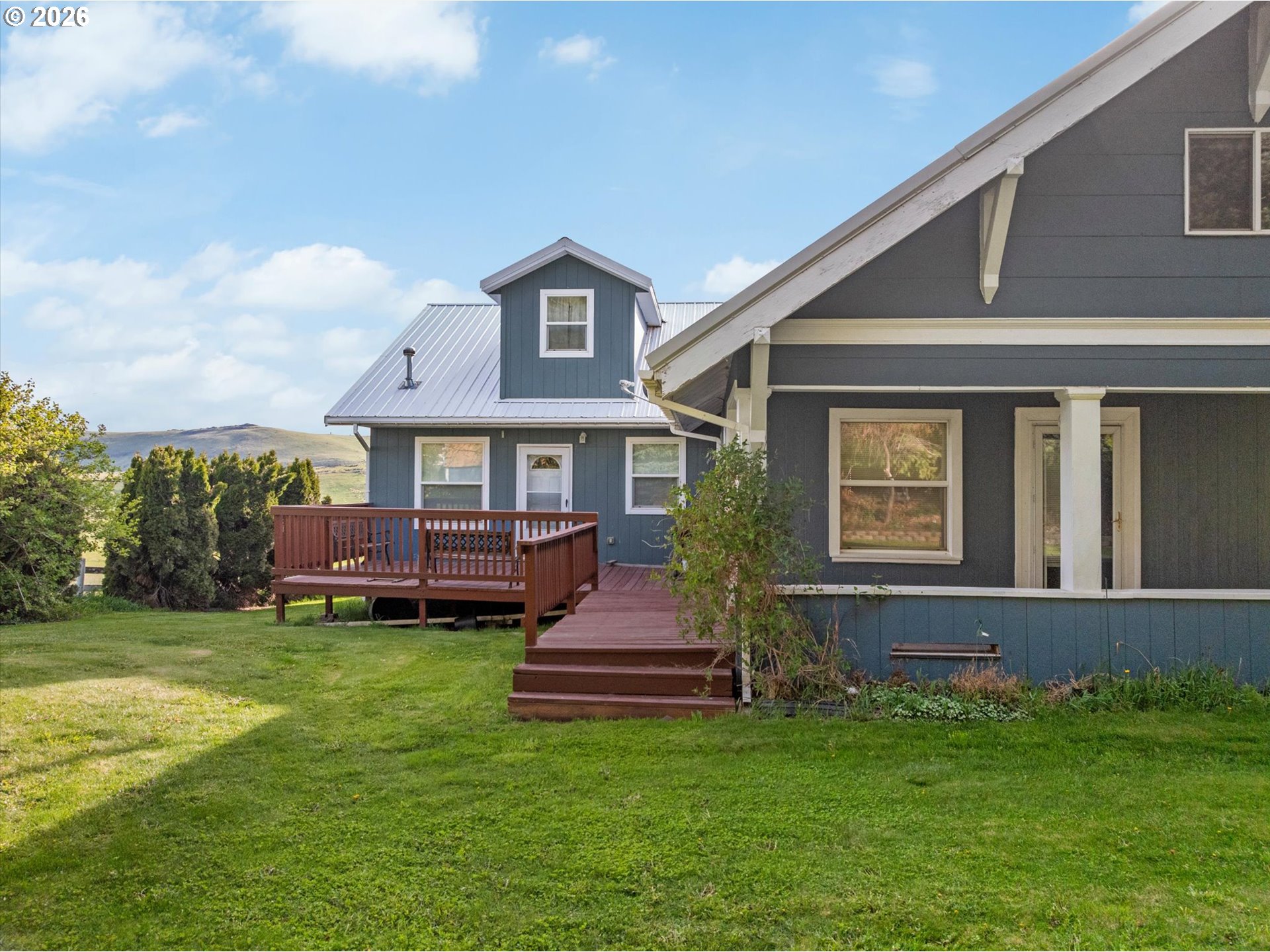 61938 High Valley Road Union, OR 97883 - Photo 27 of 46 a front view of a house with a garden