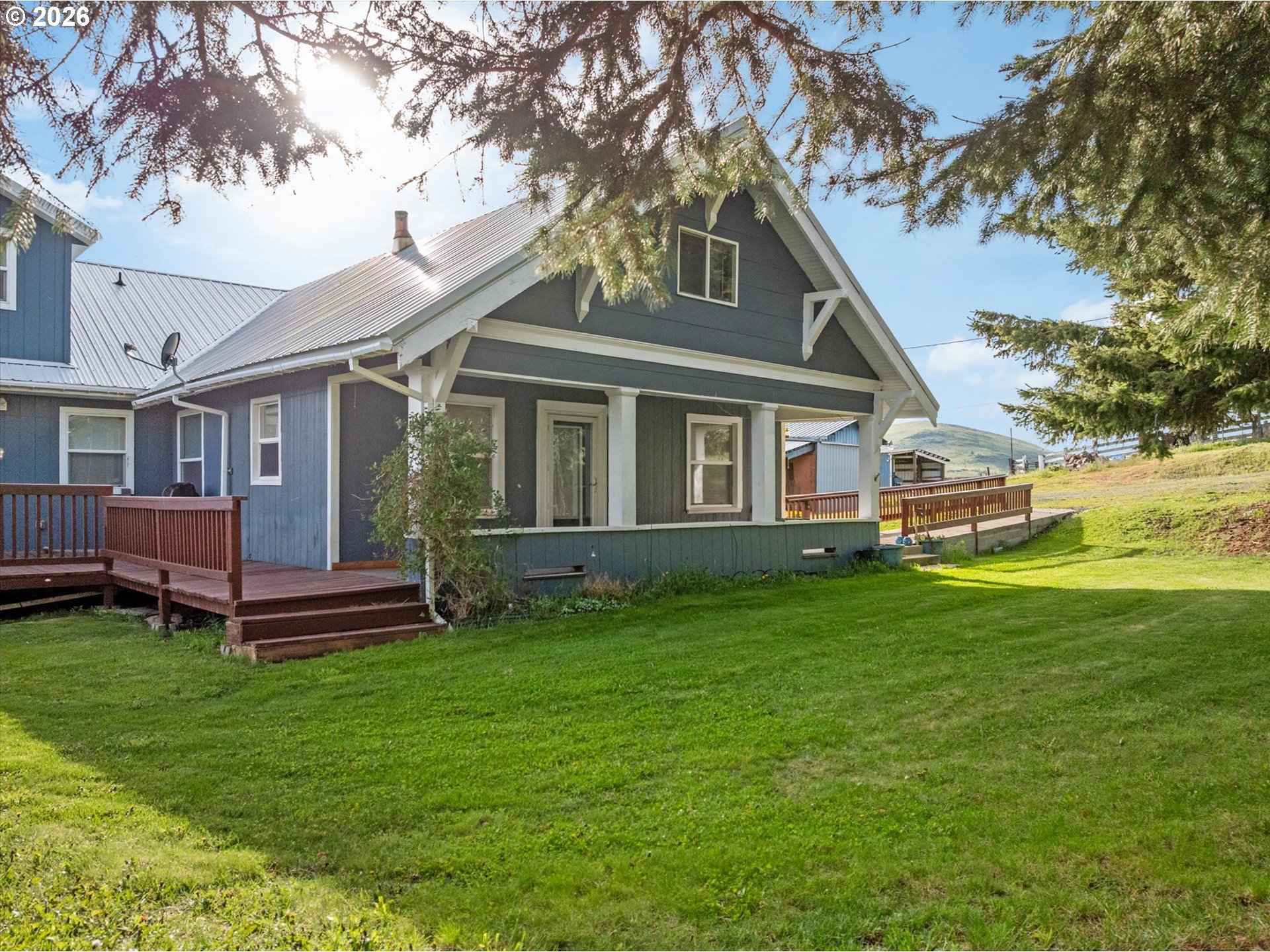 61938 High Valley Road Union, OR 97883 - Photo 28 of 46 a front view of a house with a garden