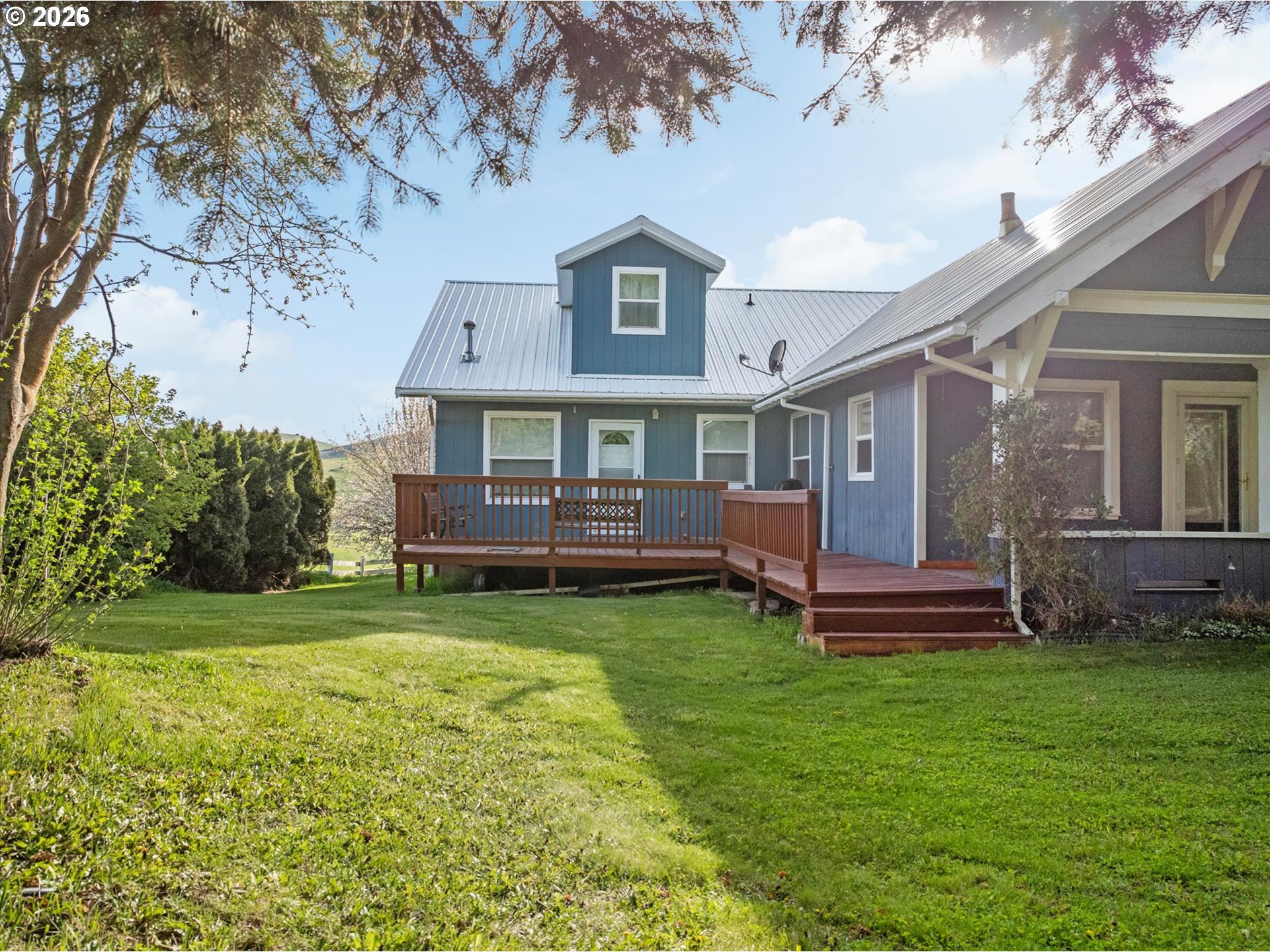 61938 High Valley Road Union, OR 97883 - Photo 29 of 46 a front view of a house with a garden