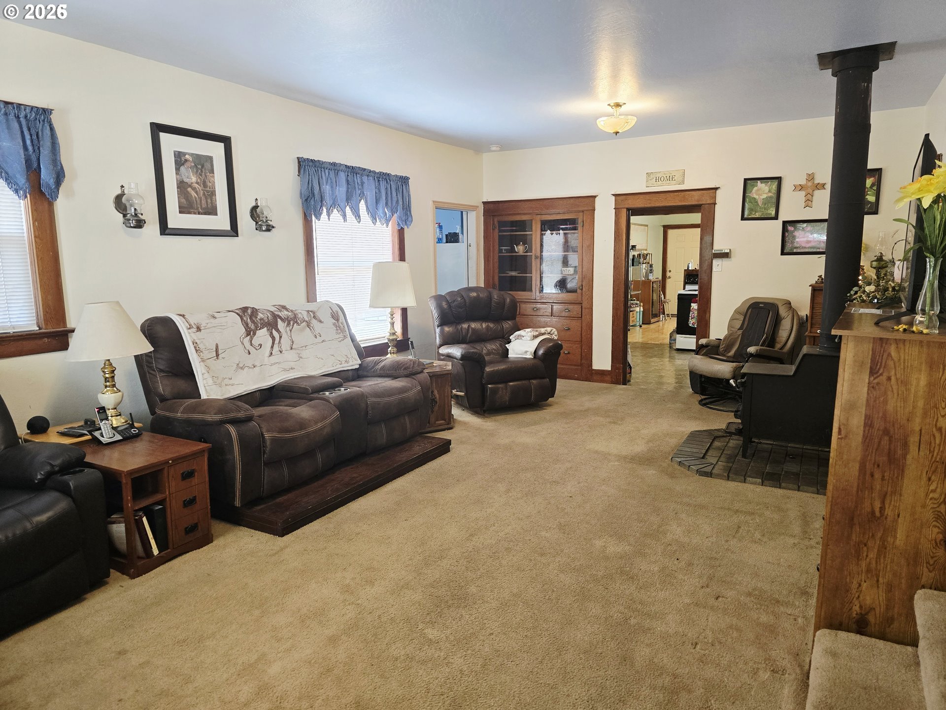 61938 High Valley Road Union, OR 97883 - Photo 32 of 46 a living room with furniture and a flat screen tv