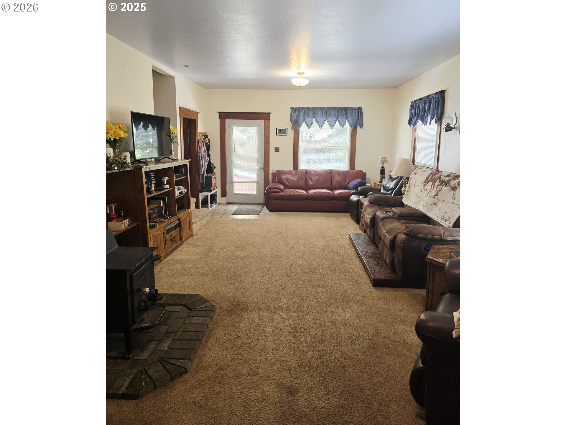 61938 High Valley Road Union, OR 97883 - Photo 33 of 46 a living room with furniture and a flat screen tv