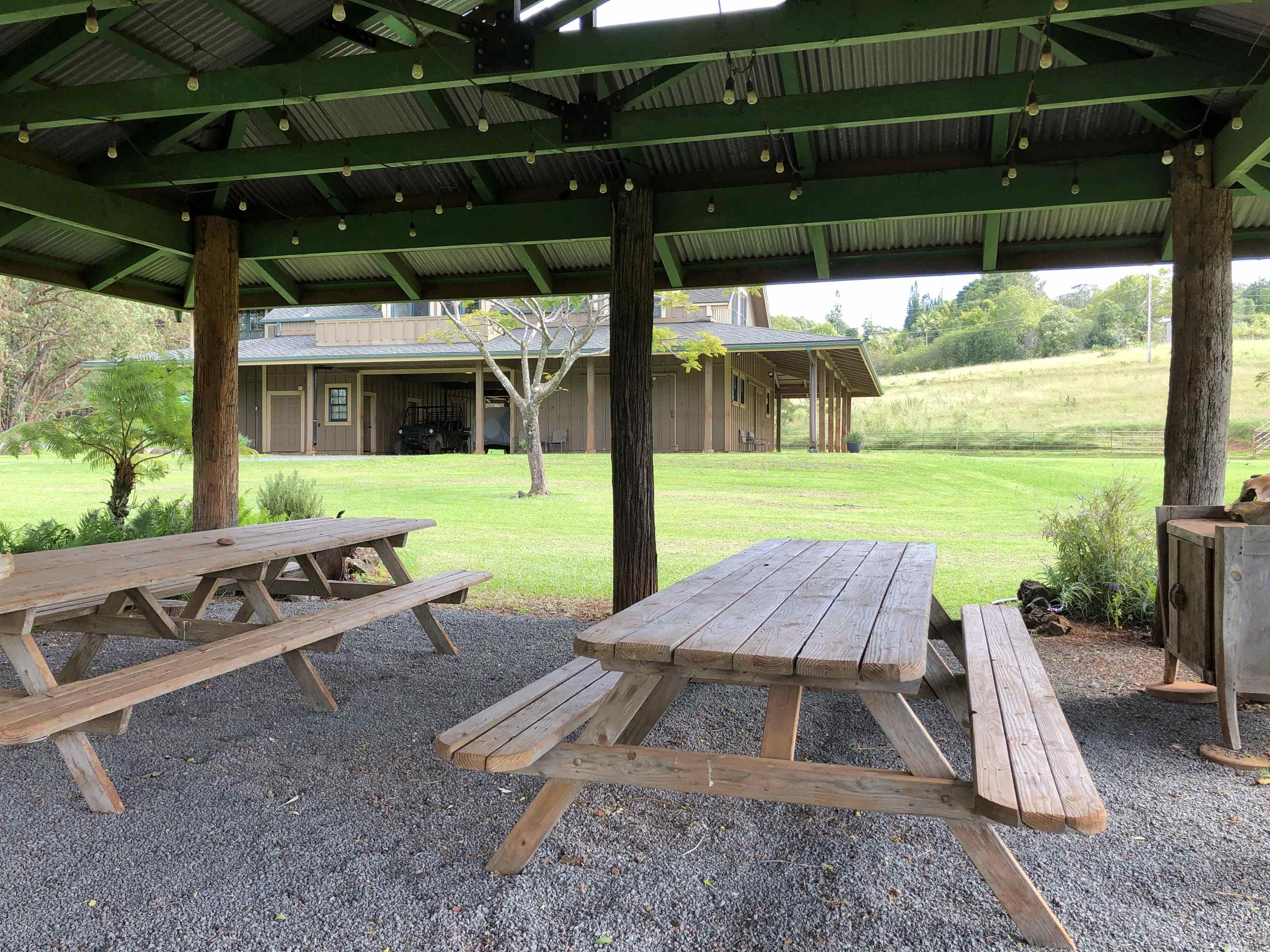325 Waiahiwi Road Makawao, HI 96768 - Photo 23 of 30 a view of a chairs and table in the patio