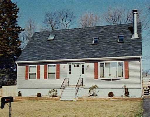 17 Kingswood Road Bristol, RI 02809 - Photo 1 of 1 Exterior Front.