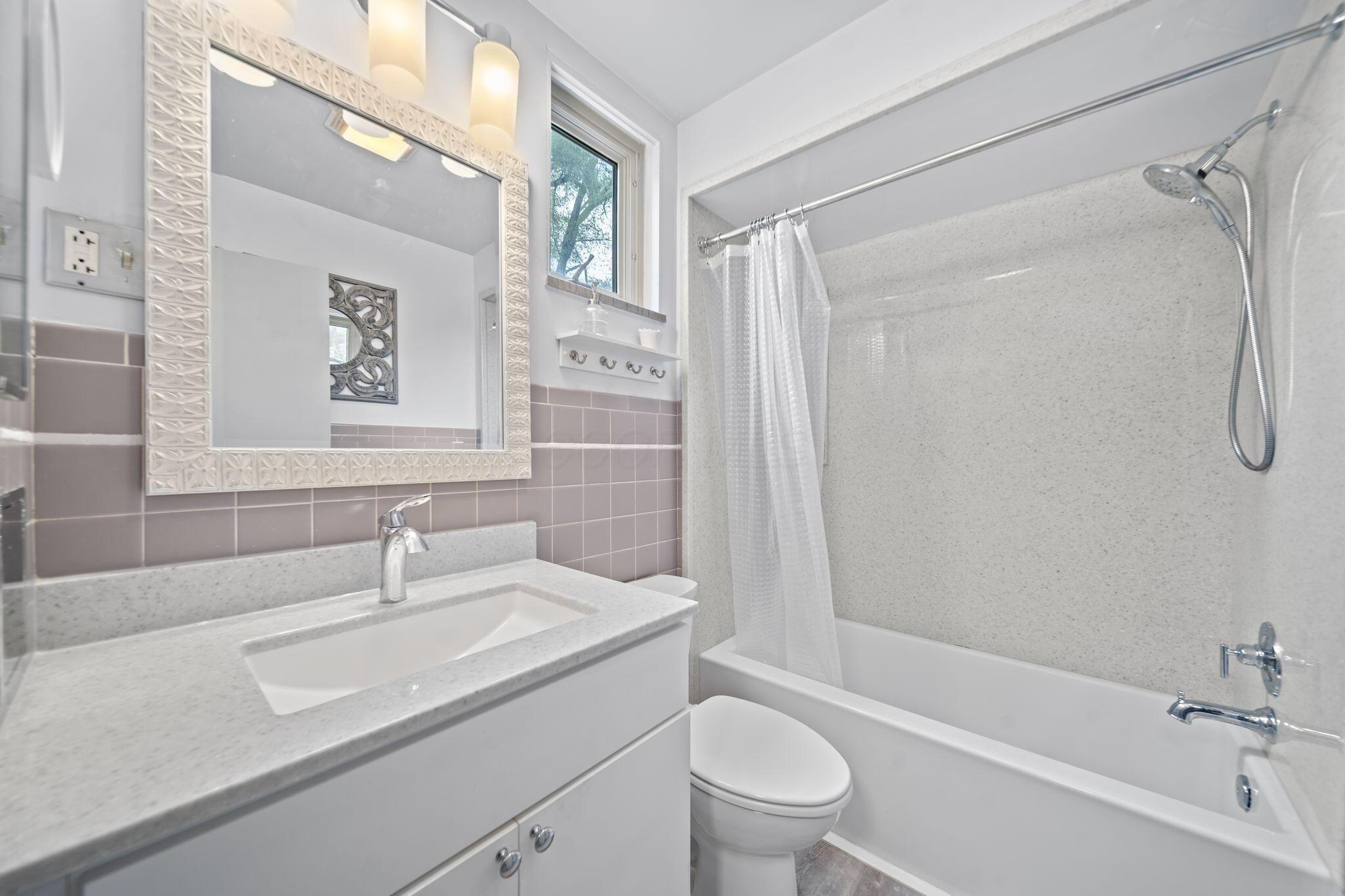 4400 Dublin Road Columbus, OH 43221 - Photo 35 of 50 2nd floor full bathroom