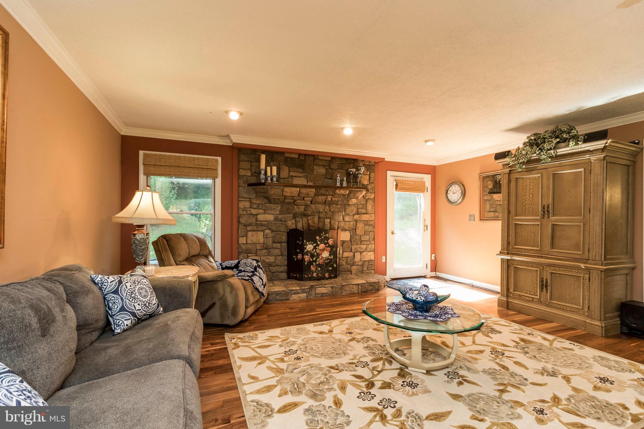 6687 Thumb Run Road Marshall, VA 20115 - Photo 7 of 29 Living Room