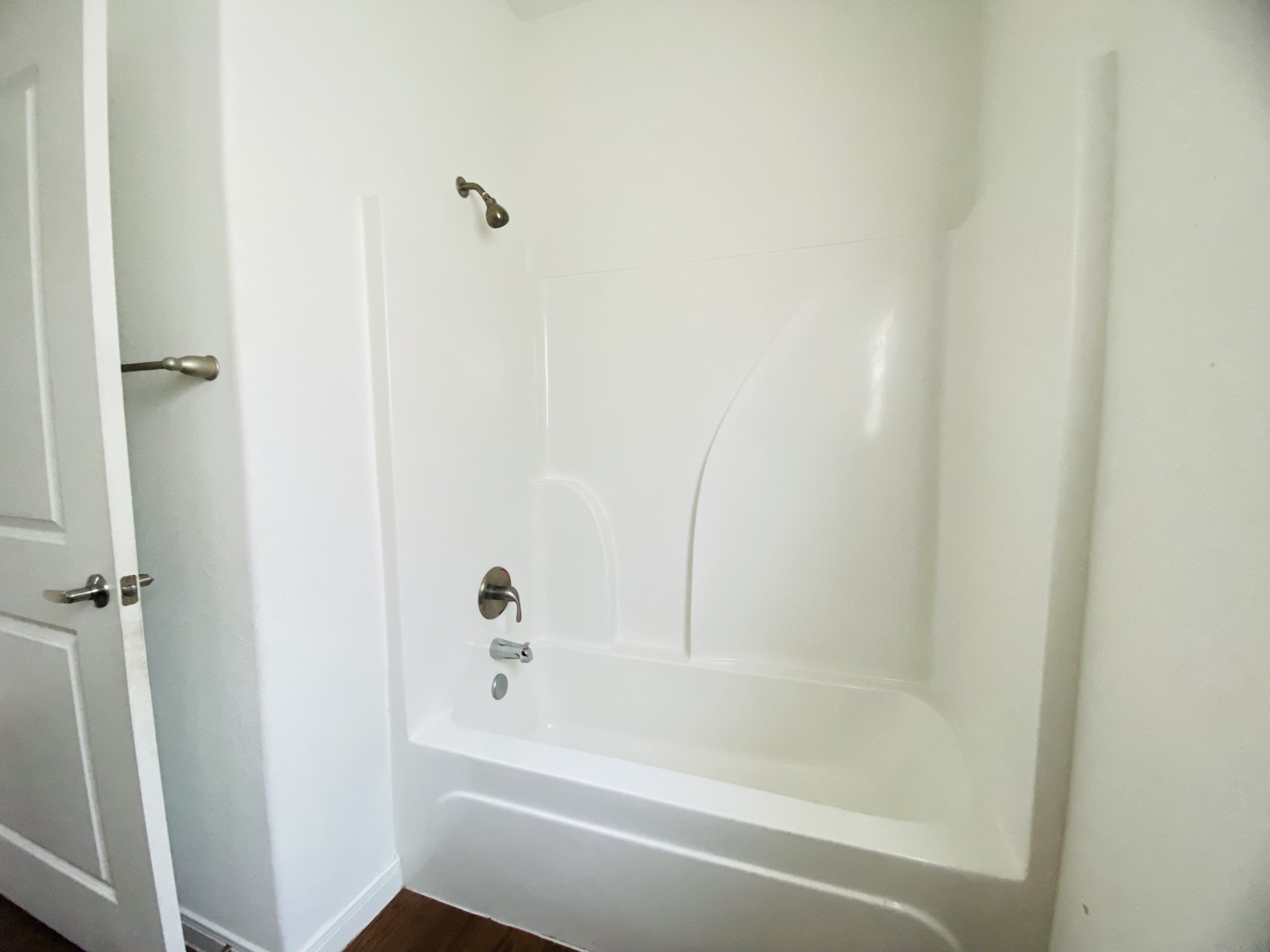 2503 Deats Road Dickinson, TX 77539 - Photo 19 of 28 a bathroom with a bathtub