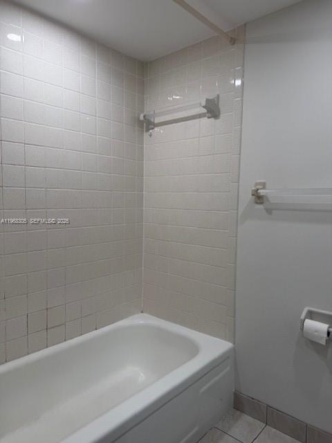 9370 Southwest 8th Street, Unit 418 Boca Raton, FL 33428 - Photo 10 of 19 a bathroom with a bathtub and toilet