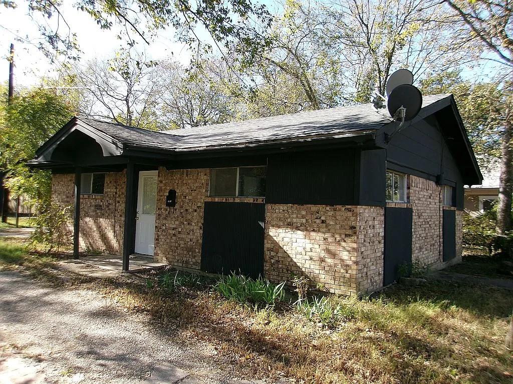 1711 Ash Street Commerce, TX 75428 - Photo 4 of 11 a front view of a house with garden