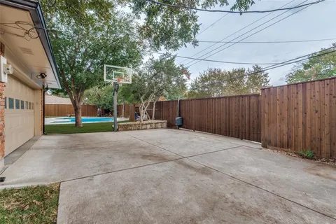 a view of backyard space
