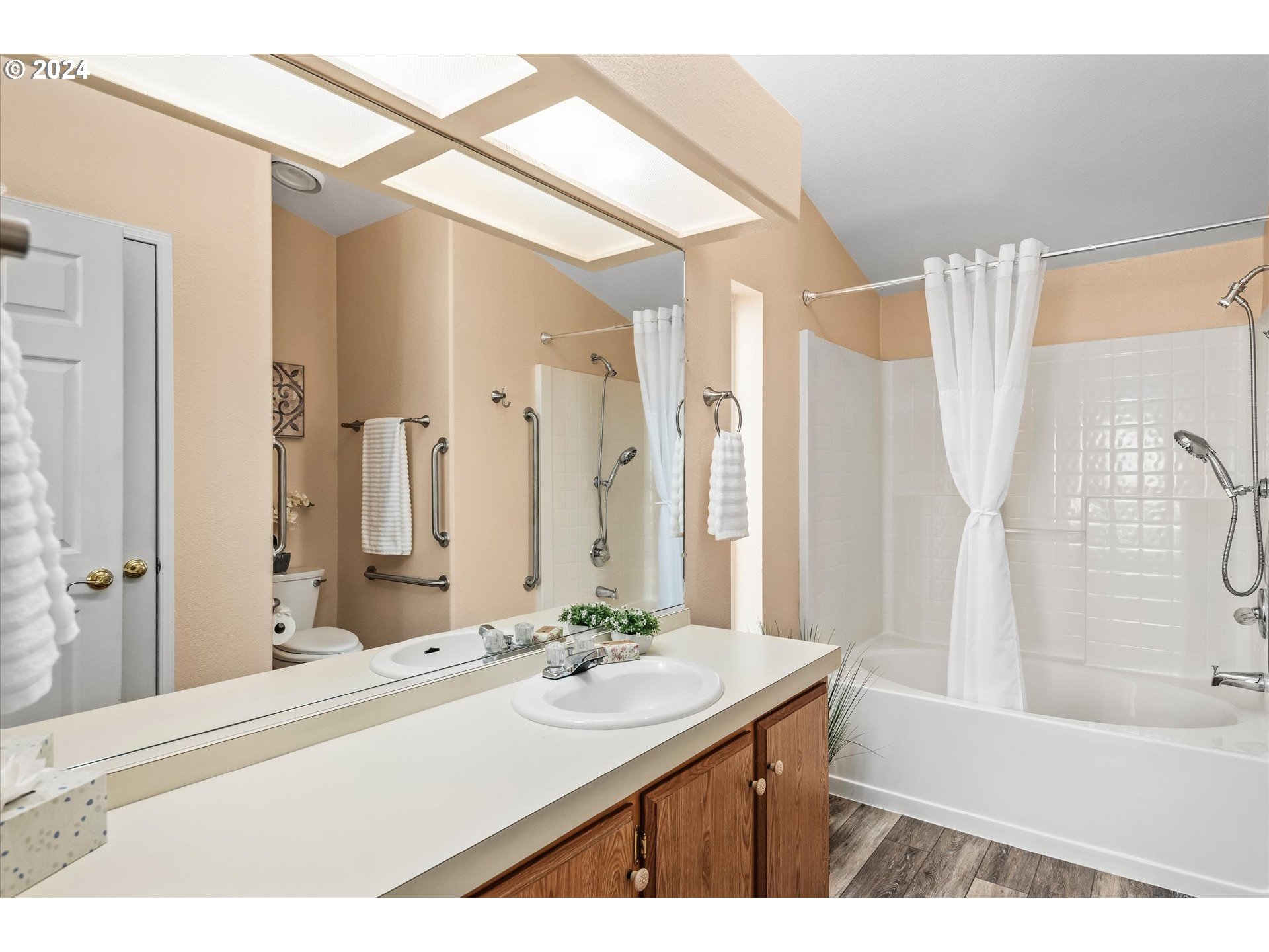 4055 Royal Avenue, Unit 142 Eugene, OR 97402 - Photo 12 of 26 Owner's Suite Bathroom