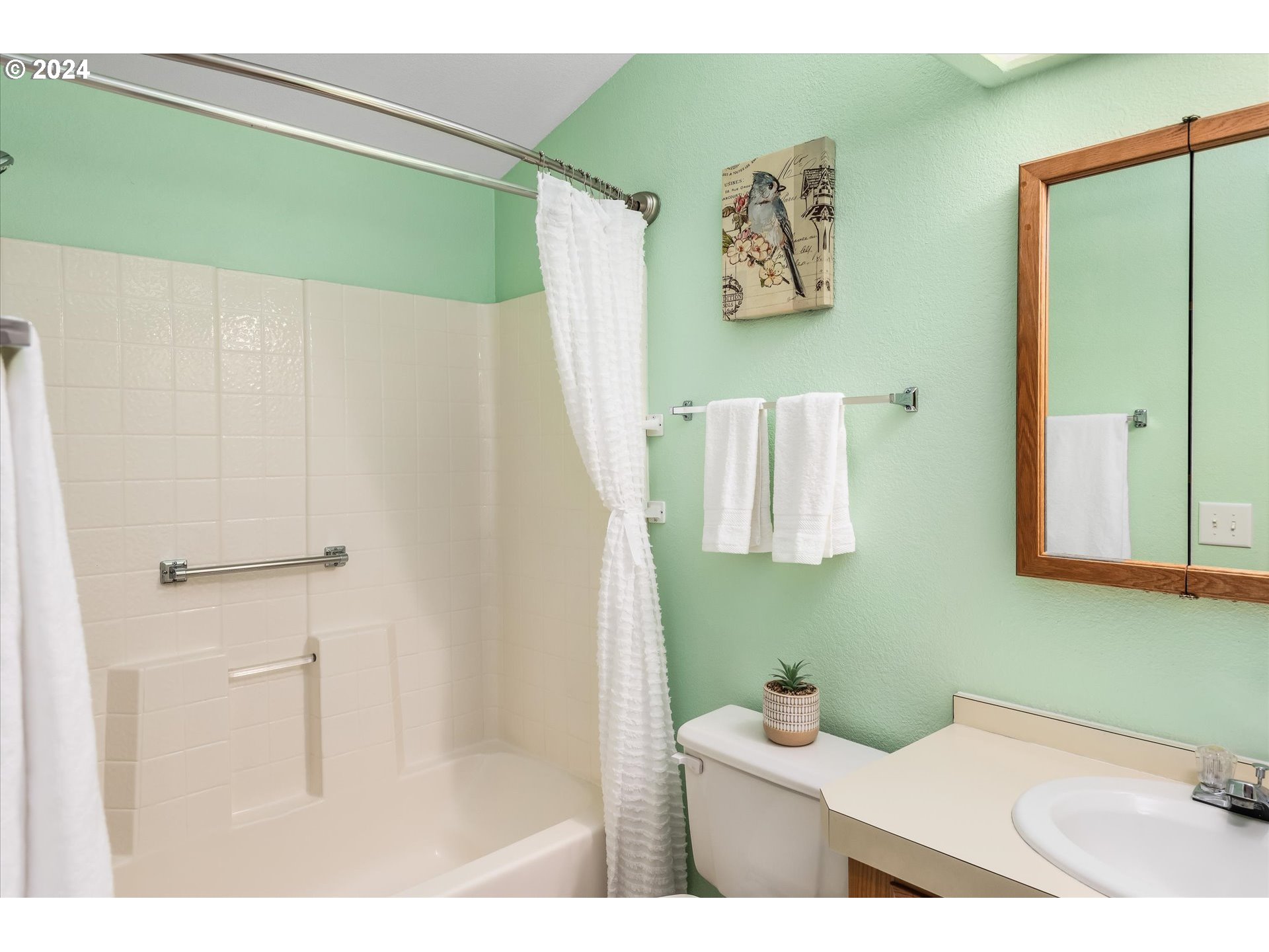 4055 Royal Avenue, Unit 142 Eugene, OR 97402 - Photo 18 of 26 Bathroom