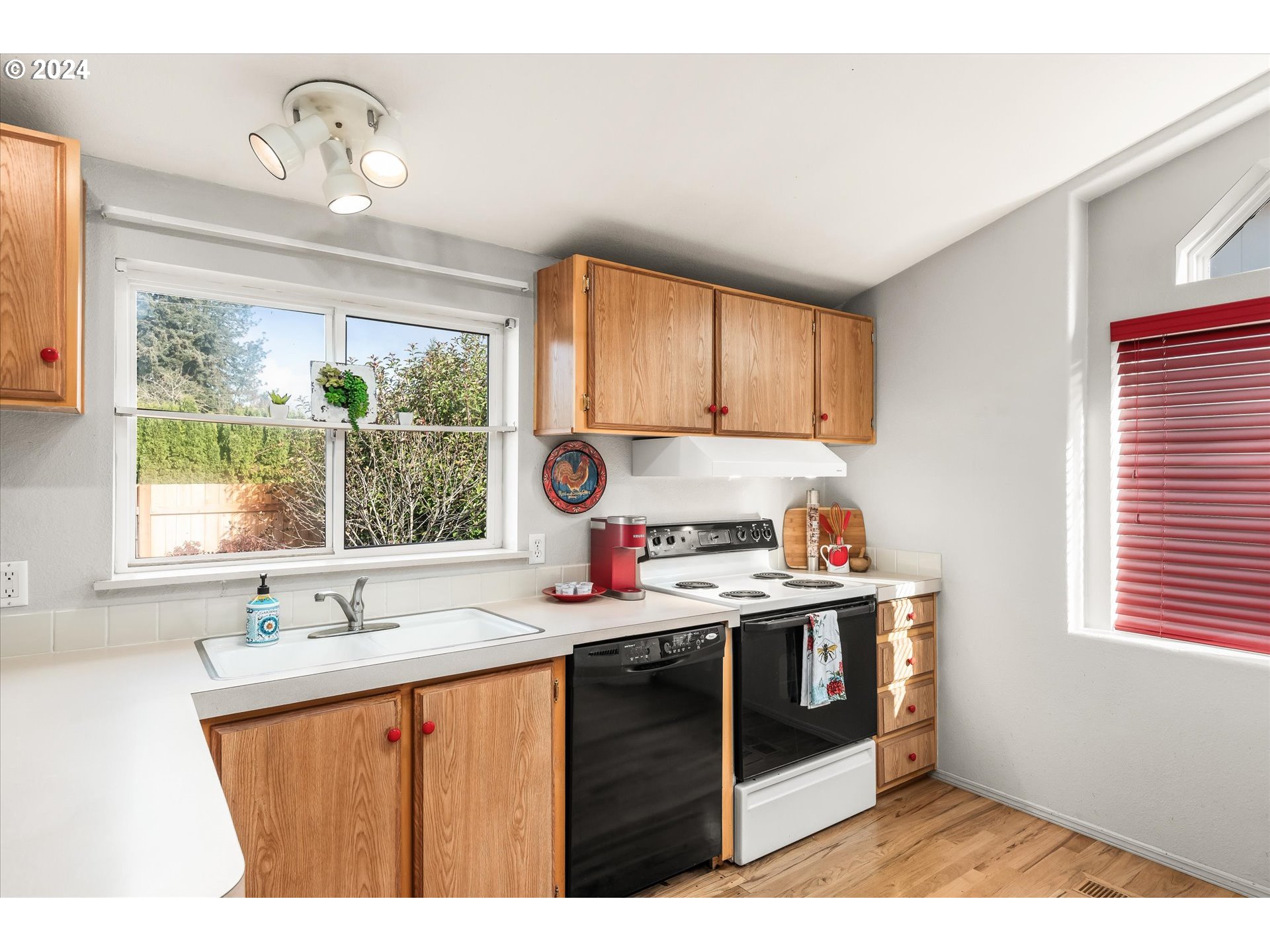 4055 Royal Avenue, Unit 142 Eugene, OR 97402 - Photo 8 of 26 Kitchen