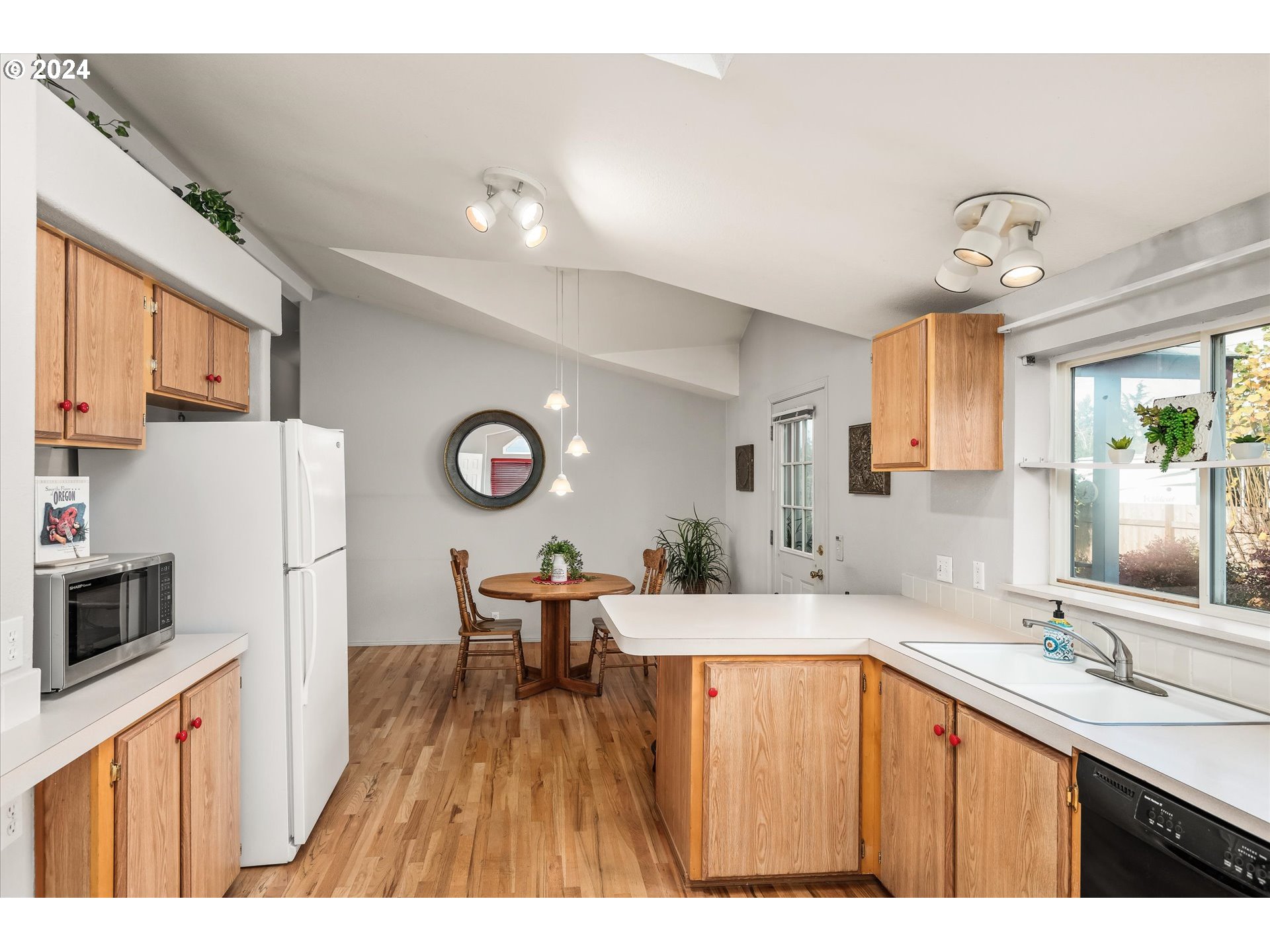 4055 Royal Avenue, Unit 142 Eugene, OR 97402 - Photo 10 of 26 Kitchen/Dining Room