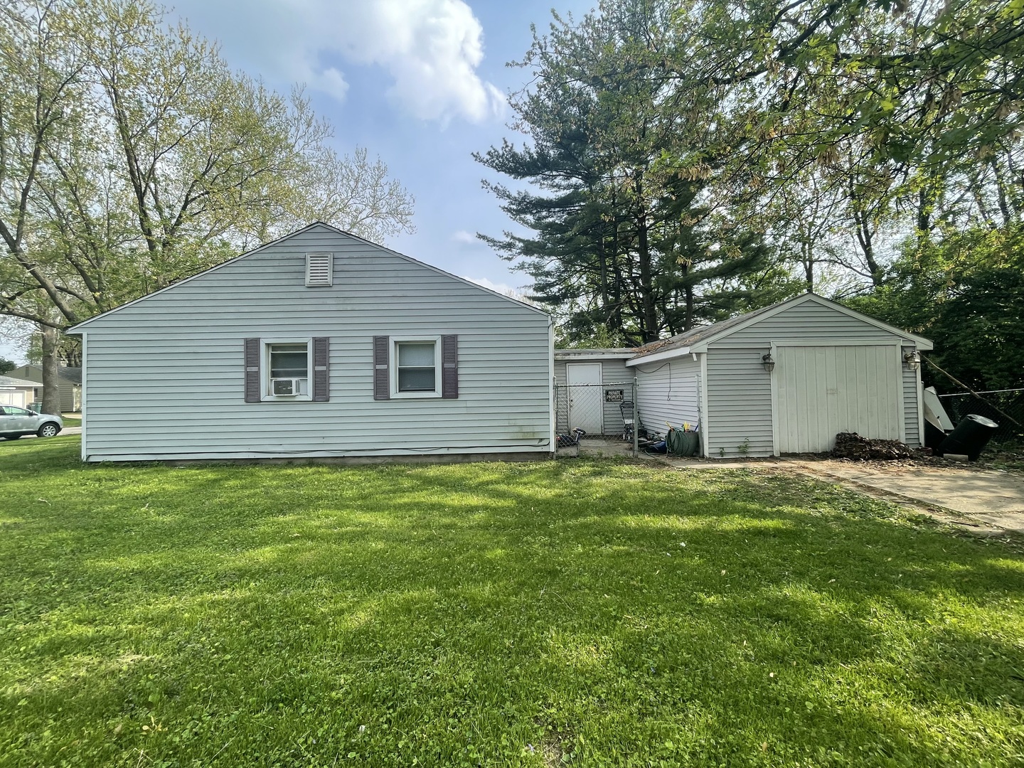 1909 Joanne Lane Champaign, IL 61821 - Photo 4 of 4 a backyard of a house