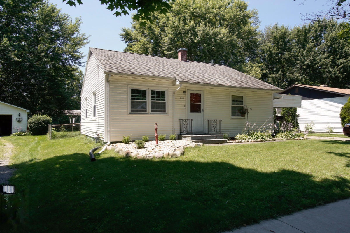 641 South Lincoln Avenue Three Rivers, MI 49093 - Photo 2 of 20 15036356_01