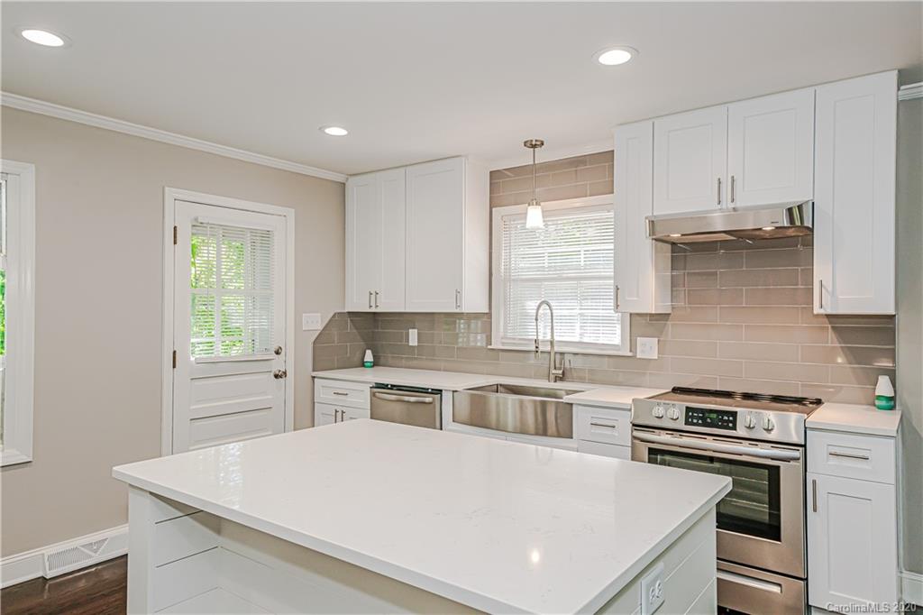 7415 Watercrest Road Charlotte, NC 28210 - Photo 3 of 35 a kitchen with a stove a sink and a refrigerator