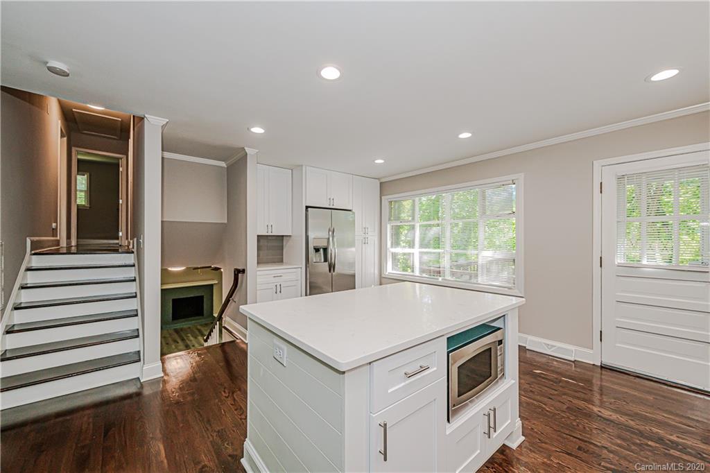 7415 Watercrest Road Charlotte, NC 28210 - Photo 9 of 35 a kitchen with a stove a sink and a refrigerator