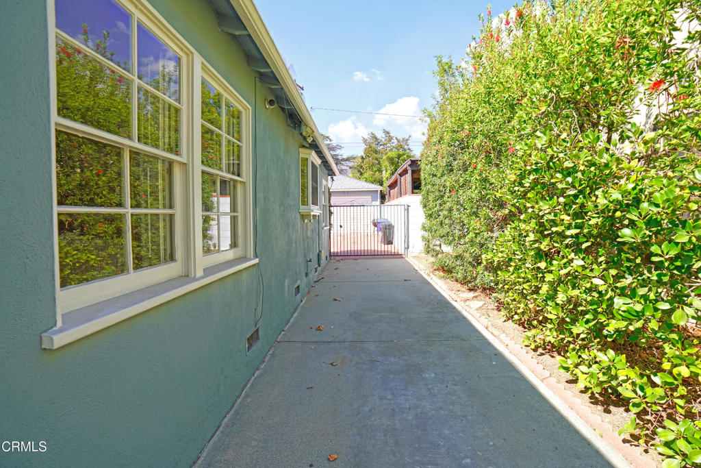 1007 East Palm Street Altadena, CA 91001 - Photo 15 of 20 Driveway