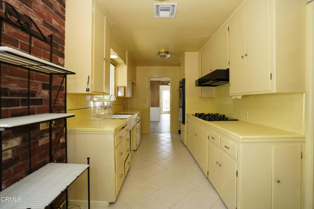 1007 East Palm Street Altadena, CA 91001 - Photo 7 of 20 Kitchen