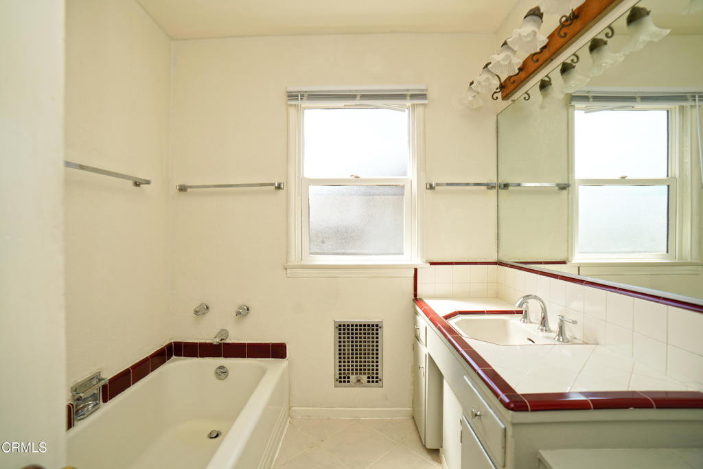 1007 East Palm Street Altadena, CA 91001 - Photo 10 of 20 Full Bathroom