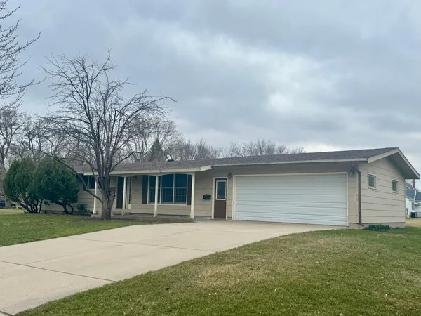 $184,900 | 301 South 4th Street, Olivia, MN 56277