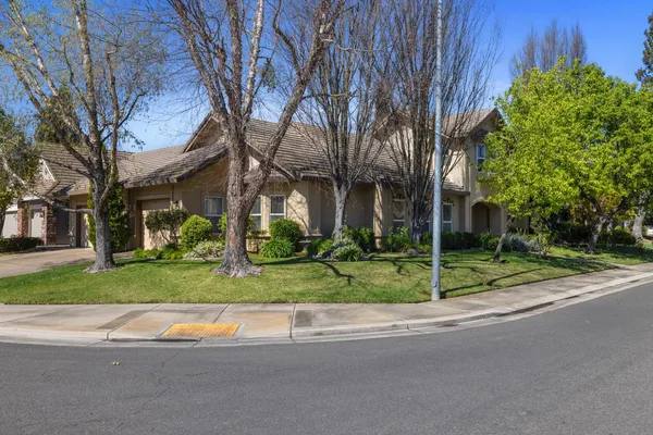 a view of a house with a backyard