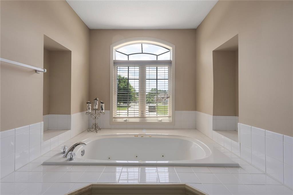 212 Northeast Hidden Ridge Lane Lee's Summit, MO 64064 - Photo 25 of 57