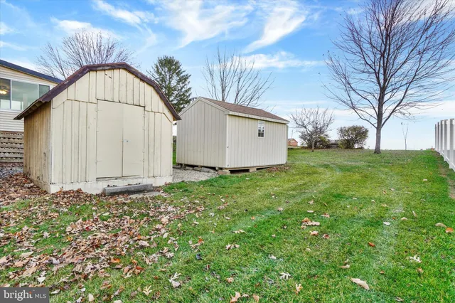 a view of backyard with garden