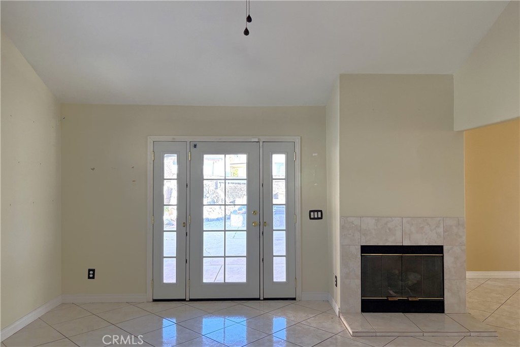 3834 North Silver Tree Court Rialto, CA 92377 - Photo 12 of 27 Family Room