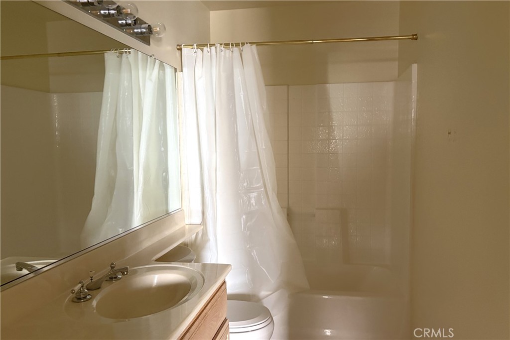 3834 North Silver Tree Court Rialto, CA 92377 - Photo 22 of 27 Bathroom 2