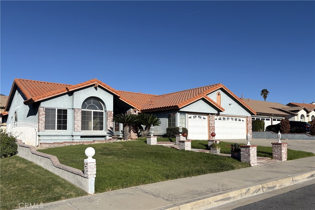 3834 North Silver Tree Court Rialto, CA 92377 - Photo 26 of 27 Side View